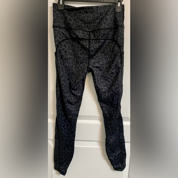 NWOT leopard print yoga pants with pockets - Picture 2 of 3